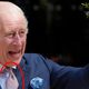 Zakaj je kralj Karel ob prvem javnem nastopu nosil kravato z dinozavri?