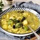 Brokolijevo-cvetačna juha s krompirjem in grahom