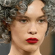 Normaliziranje naravnega procesa staranja: Gibanje sivih las je doseglo vrhunec na modni reviji JW Anderson