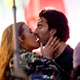 FOTO: Vroči poljubi, ki so preplavili splet (kaj se dogaja?)