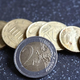 Vam je v roke prišel ta kovanec za dva evra? Z njim lahko zelo dobro zaslužite