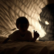 Prestrašena triletna deklica je tožila staršema, da ima v sobi pošasti, v resnici pa je imela … (VIDEO)