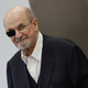Sojenje Rushdiejevemu napadalcu odloženo vsaj do izida pisateljeve knjige spominov