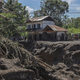 Ohlajena lava iz ognjenika Marapi in poplave zahtevale več kot 35 življenj