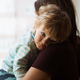 4 vprašanja, ki lahko razkrijejo vaše čustvene rane iz otroštva