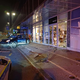 (FOTO) Prometna nesreča v središču Maribora: Z avtomobilom trčil v robnik in poškodoval steklo objekta