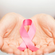 'Kljub izjemnemu napredku na področju zdravljenja raka dojk, neenakosti po svetu ostajajo'