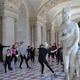 Še pred Olimpijskimi igrami v Louvre plesat in na jogo